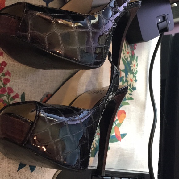 Pelle Moda Jeri Gray Patent Croco 7M. EUC. - Picture 4 of 6